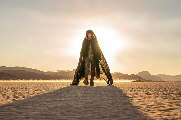Paul marche dans le désert dans Dune : Deuxième partie.