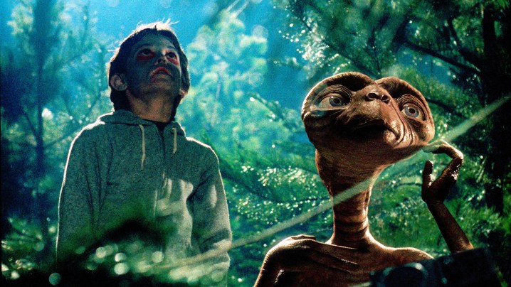 Elliot y E.T. miran las estrellas en E.T.