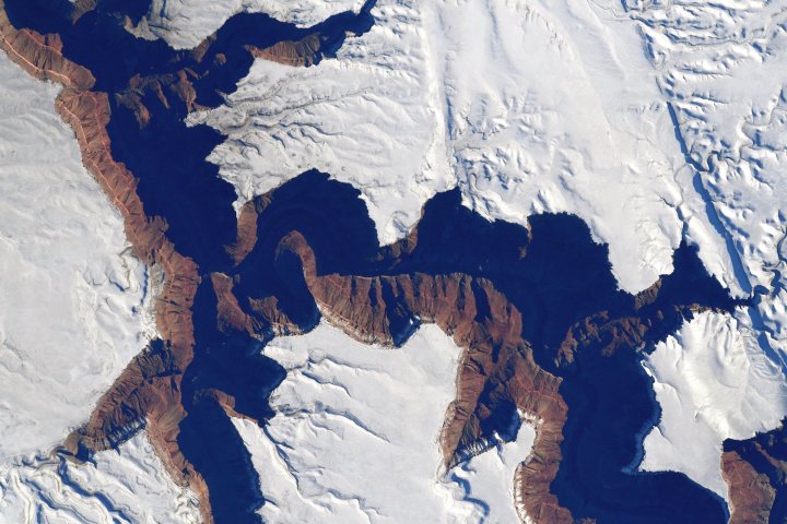Un Gran Cañón cubierto de nieve visto desde el espacio.