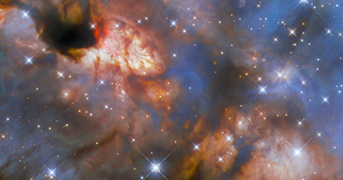 Hubble observó la formación de una estrella masiva en una nube de polvo y gas
