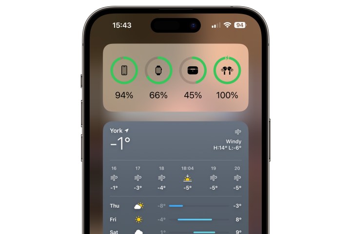 iPhone showing Batteries widget on home screen in iOS 17.