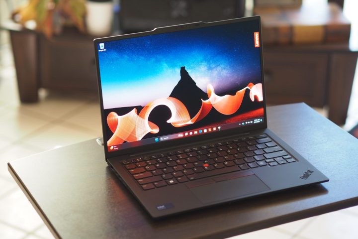 显示显示屏和键盘的 Lenovo ThinkPad X1 Carbon Gen 12 正面角度视图。