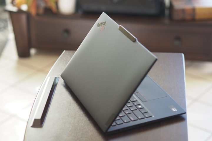 Lenovo ThinkPad X1 Carbon Gen 12 রিয়ার ভিউ ঢাকনা এবং লোগো দেখাচ্ছে।