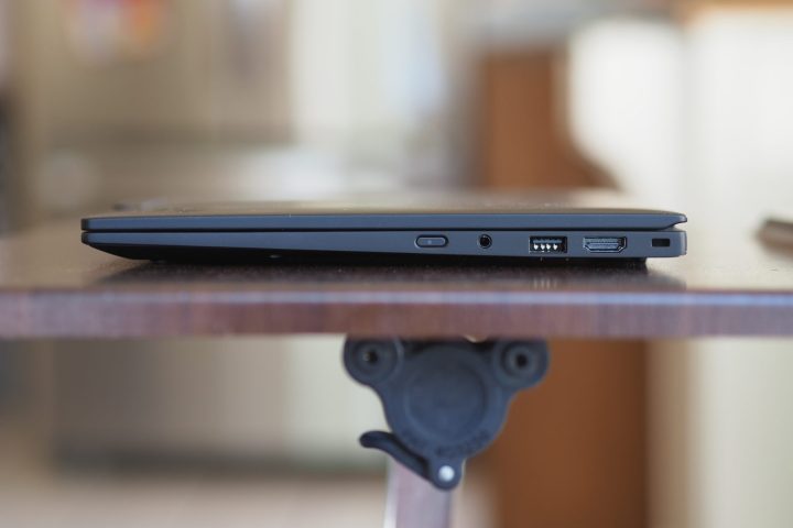 Lenovo ThinkPad X1 Carbon Gen 12 ডান পাশের দৃশ্য পোর্ট দেখাচ্ছে।