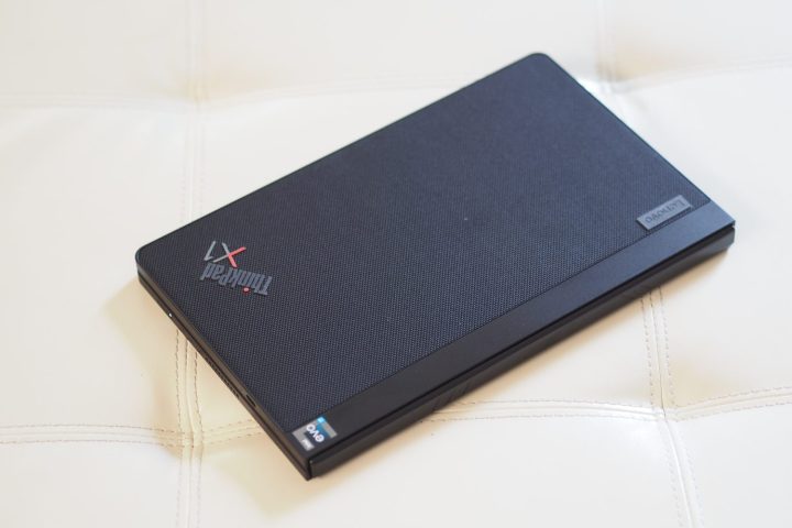 Lenovo ThinkPad X1 Fold 2023 টপ ডাউন ভিউ ফোলিও দেখাচ্ছে।