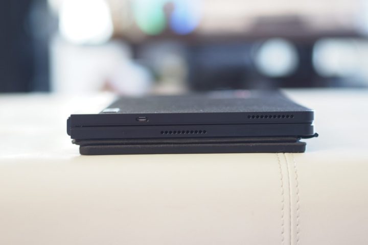 Lenovo ThinkPad X1 Fold 2023 সম্পূর্ণ প্যাকেজ একত্রিত হয়েছে।