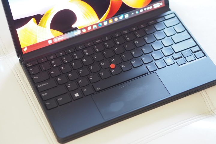 Lenovo ThinkPad X1 Fold 2023 টপ ডাউন ভিউ কীবোর্ড দেখাচ্ছে।