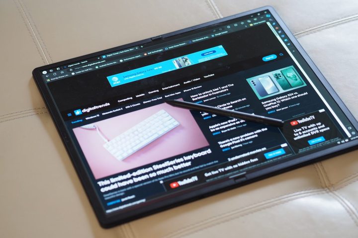 Lenovo ThinkPad X1 Extreme 2023 টপ ডাউন ভিউ ট্যাবলেট দেখাচ্ছে।
