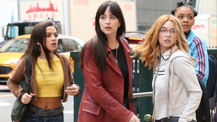 Quatre femmes se tiennent dans un coin de New York dans Madame Web.
