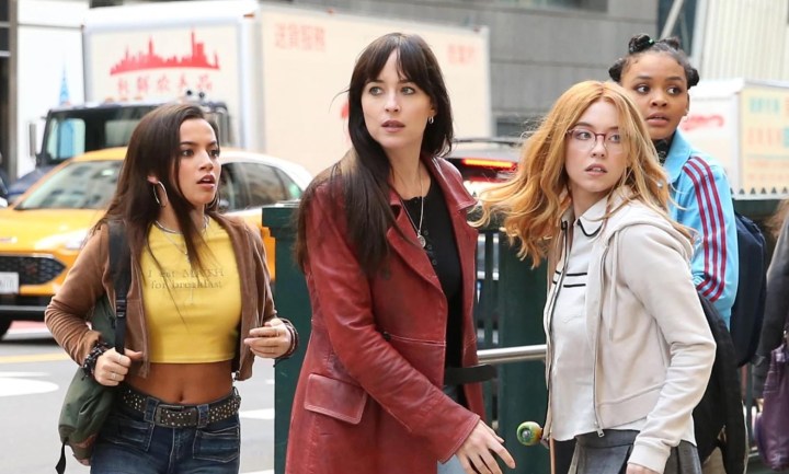 4 mujeres de pie en una calle de la ciudad en Madame Web.