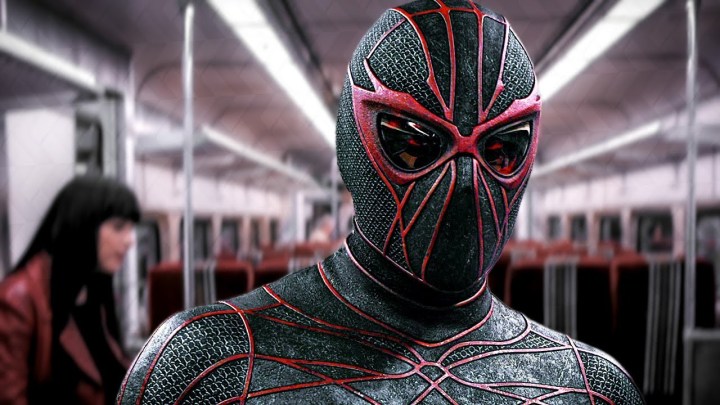 Un homme masqué se tient dans un métro de Madame Web.
