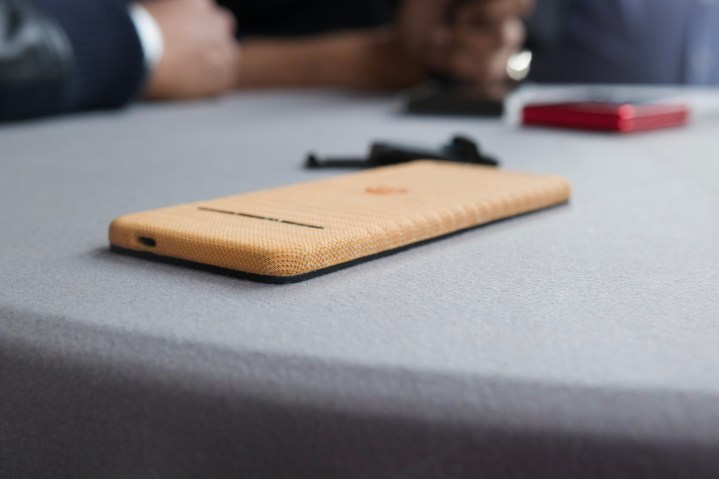 تلفن مفهومی موتورولا رو به پایین روی یک میز قرار گرفته است.