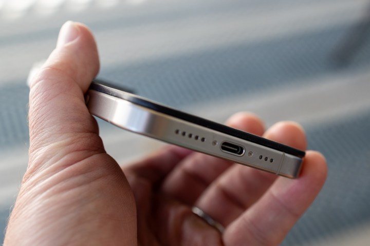 La funda trasera de cuero magnético Nomad en un iPhone 15 Pro.