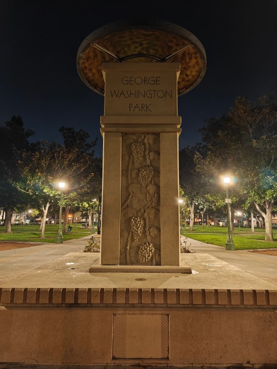 Modo nocturno de monumento al parque tomado con la cámara principal del OnePlus 12.