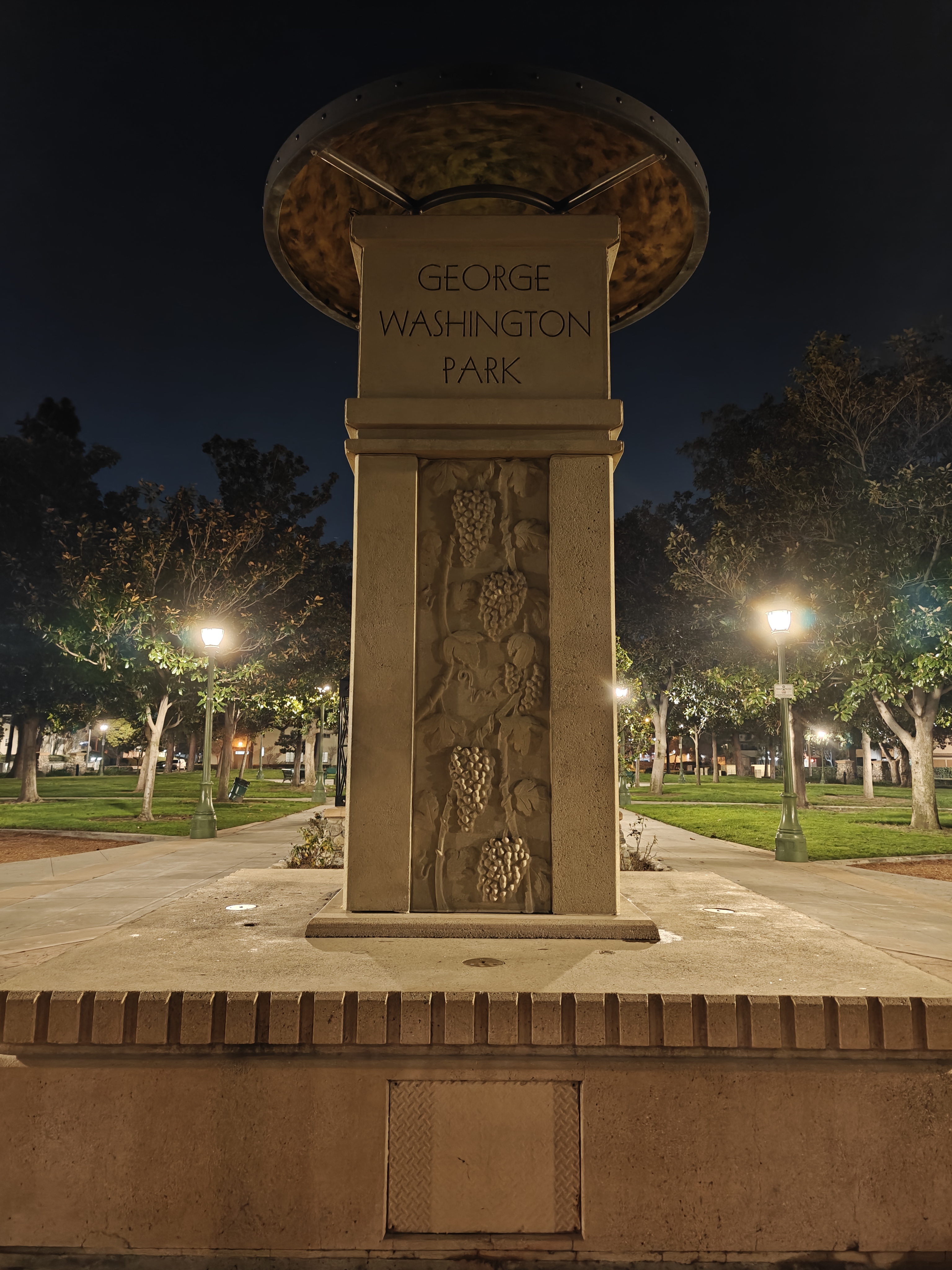 Modo nocturno Park monument tomado con la cámara principal de OnePlus 12.