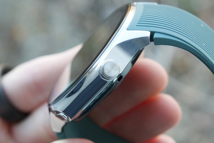 OnePlus Watch 2 表冠的特写。
