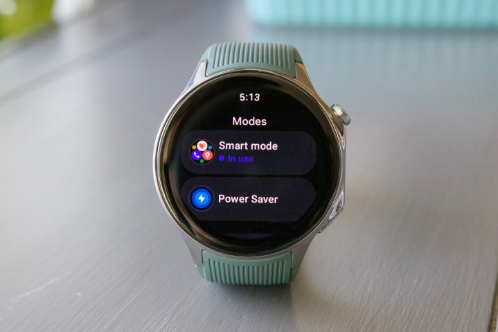 OnePlus Watch 2，展示其智能模式和省电模式。