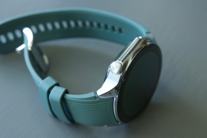 OnePlus Watch 2 的侧面轮廓。