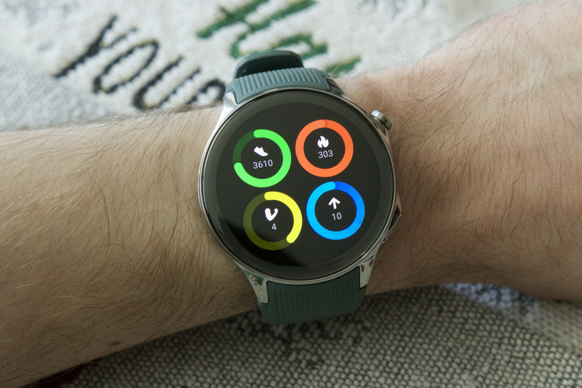 Activity tracking widget on the OnePlus Watch 2.
