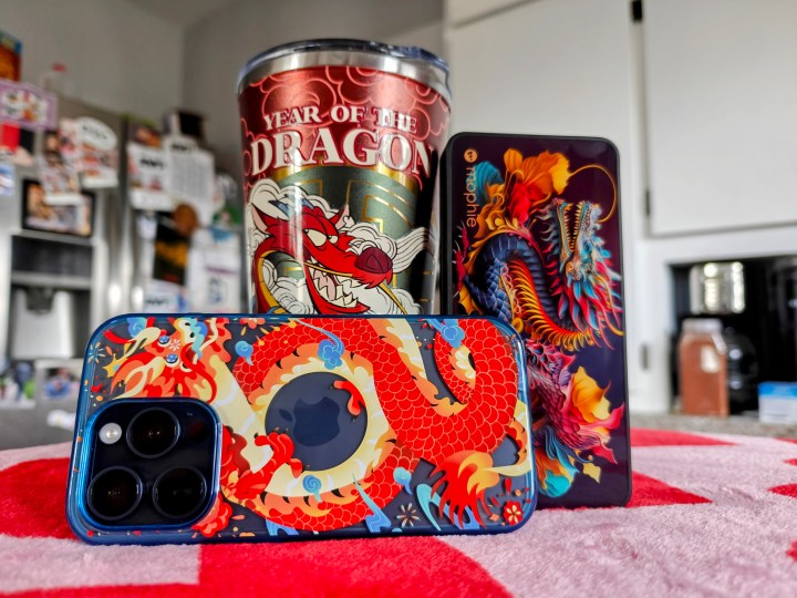 Mophie Powerstation Plus 10K CNY Dragon সহ iPhone 15 Pro-এর জন্য OtterBox Lumen সিরিজের ড্রাগনের বছর।