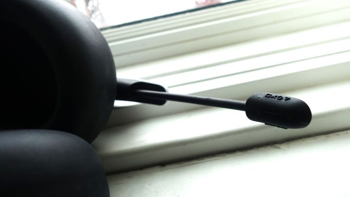 A microphone protrudes from the Pulse Elite headset.