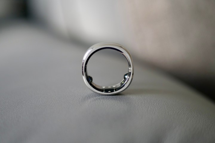 The RingConn Smart Ring seen from the side.