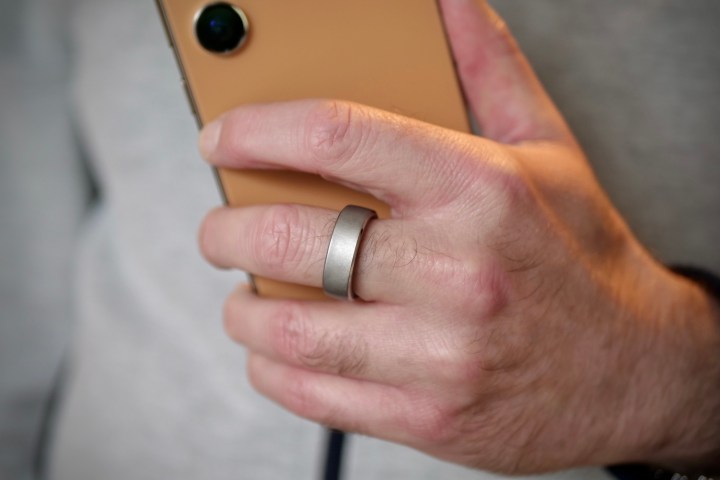 Une personne portant le RingConn Smart Ring.