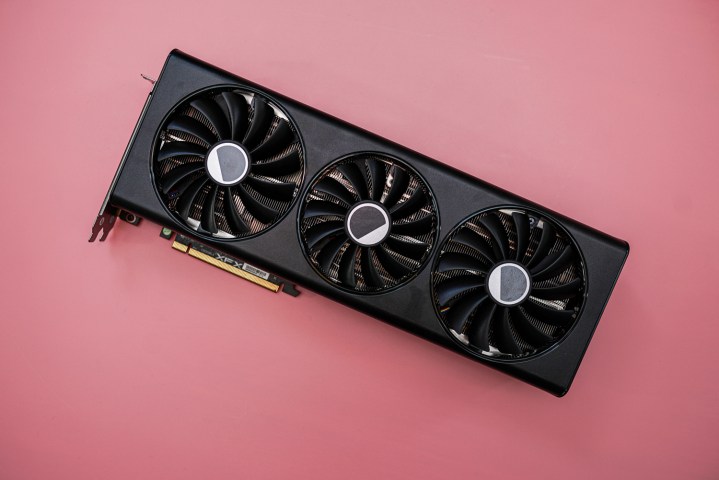 गुलाबी पृष्ठभूमि पर AMD RX 7900 ग्राफ़िक्स कार्ड।