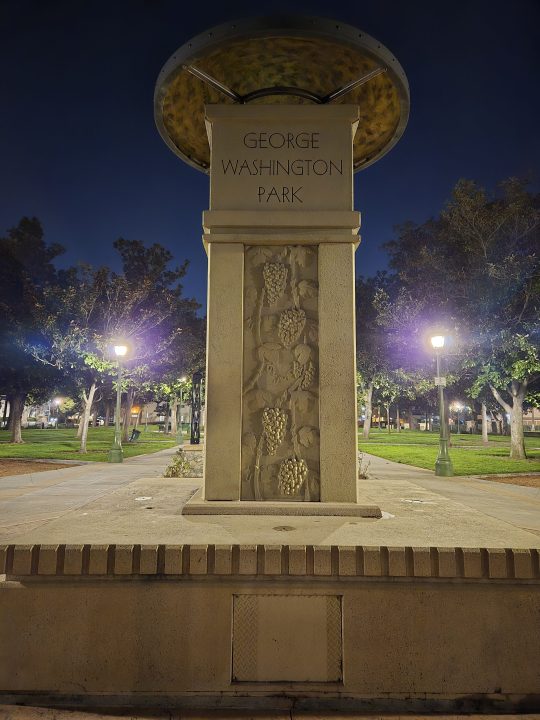 Modo nocturno de monumento al parque tomado con la cámara principal del Samsung Galaxy S24.
