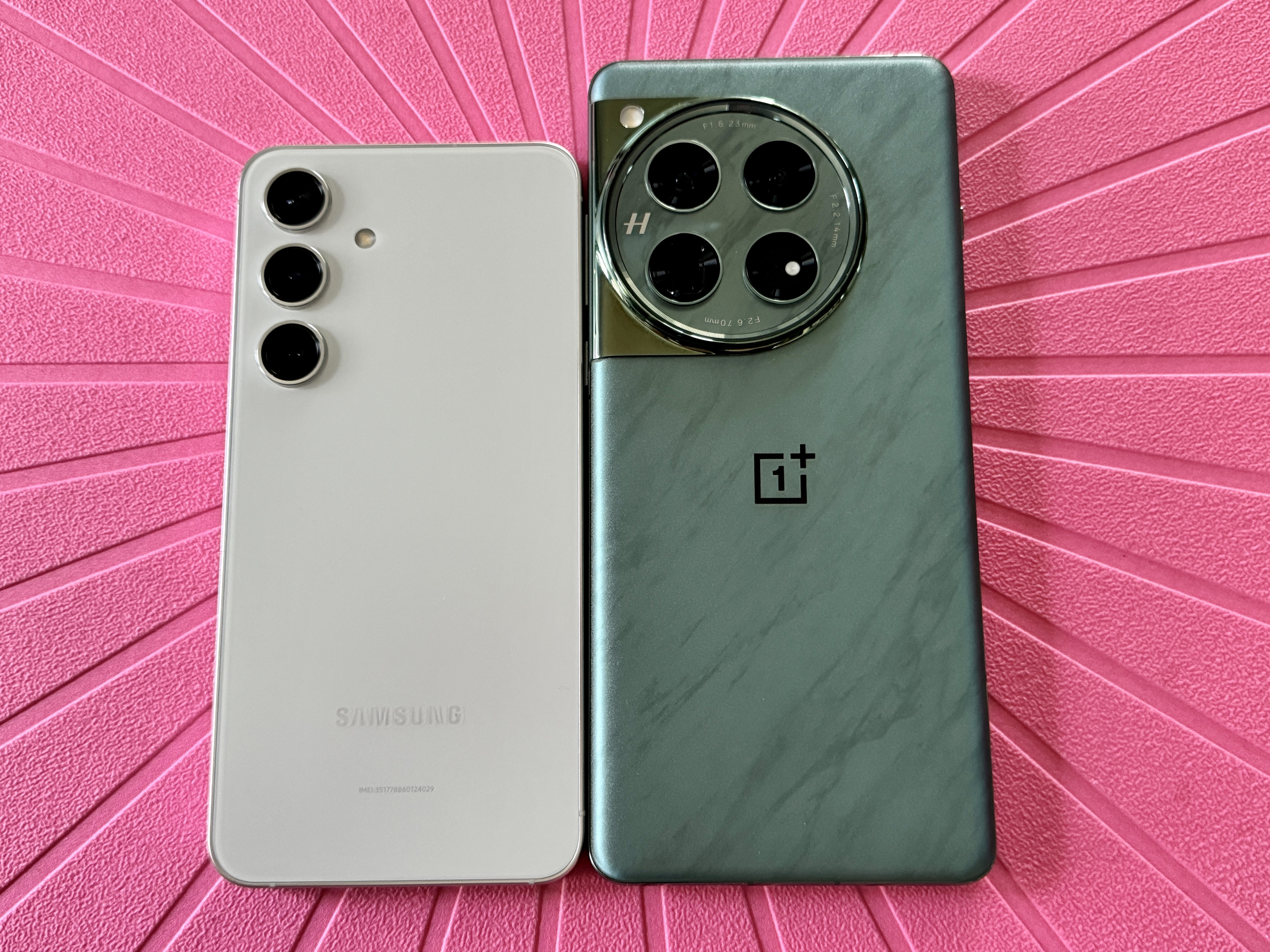 Samsung Galaxy S24 in Gray (left) and OnePlus 12 in Flowy Emerald.