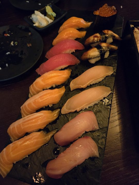 Assiette de sushi prise avec le Samsung Galaxy S24.