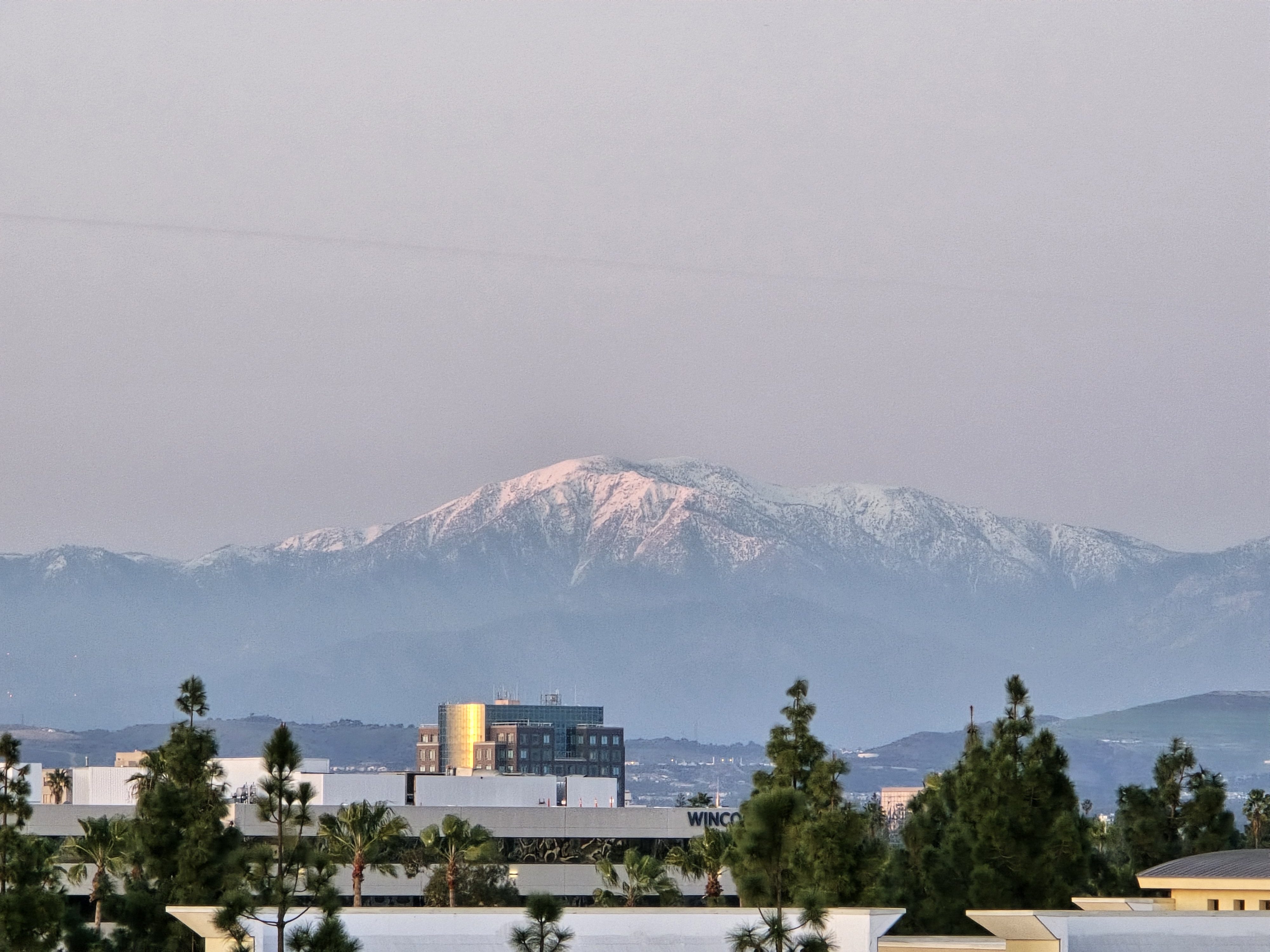 عکس کوهی در افق که با S24 Ultra 5x گرفته شده است.