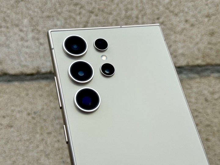 Module caméra Samsung Galaxy S24 Ultra en gris titane.