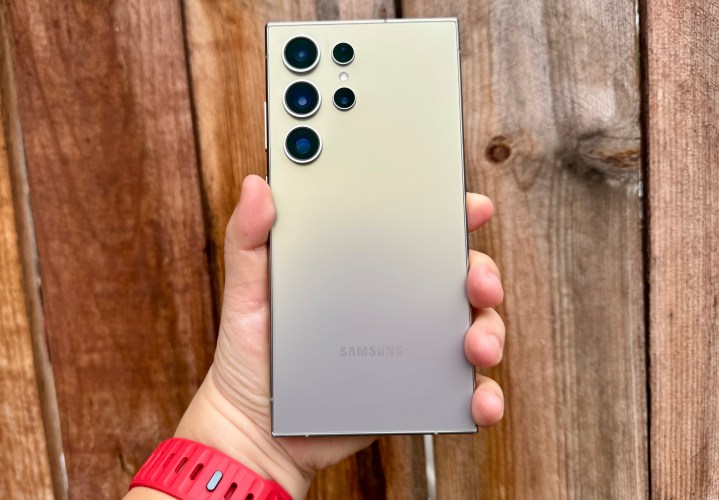Samsung Galaxy S24 Ultra در رنگ خاکستری تیتانیوم در دست.