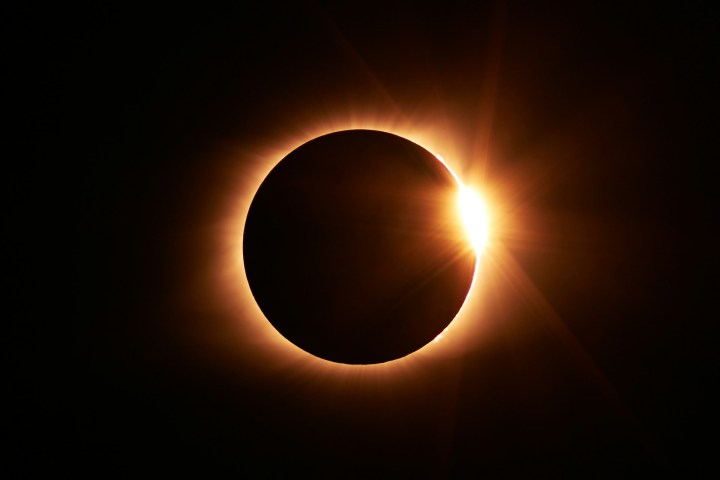 एक सूर्य ग्रहण.