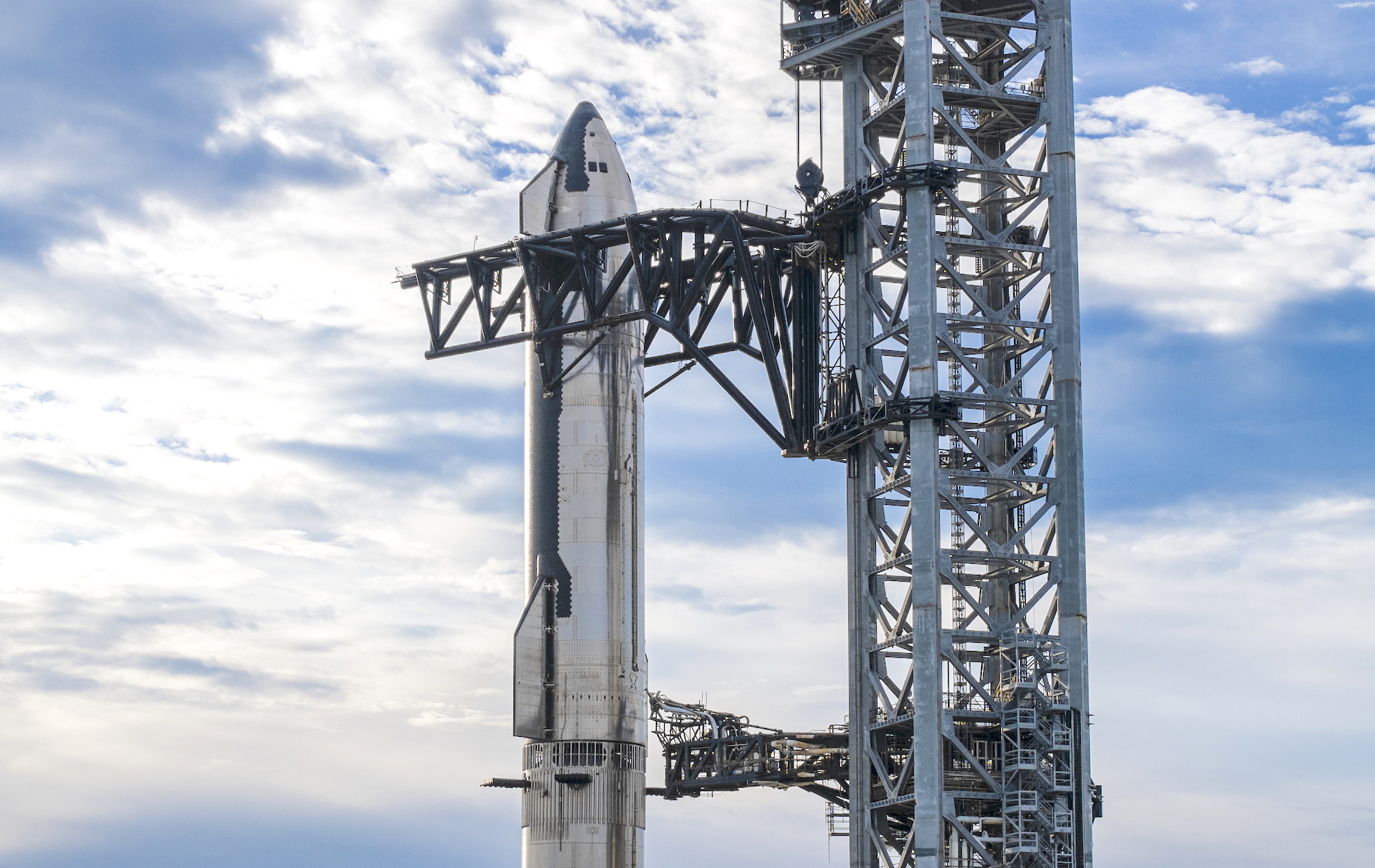 Watch SpaceX stack its Starship rocket in super-quick time - Vimarsana News