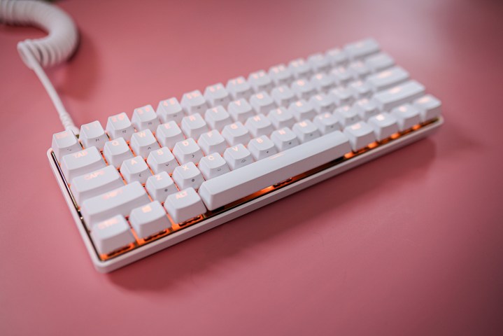 Клавиатура Steelseries White Gold на розовом фоне.