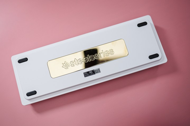 Латунный грузик в нижней части клавиатуры SteelSeries White Gold.