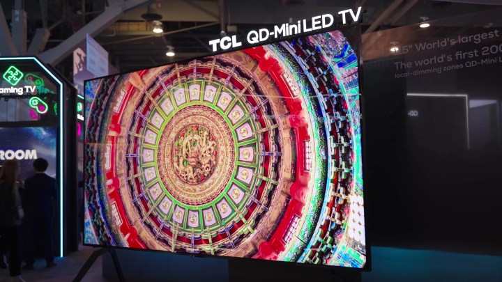 टीसीएल क्यूएम89 टीवी पर एक चमकीले रंग का मंडला दिखाया गया है।