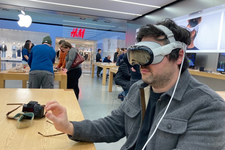 有人在 Apple Store 零售店使用 Vision Pro 演示版。
