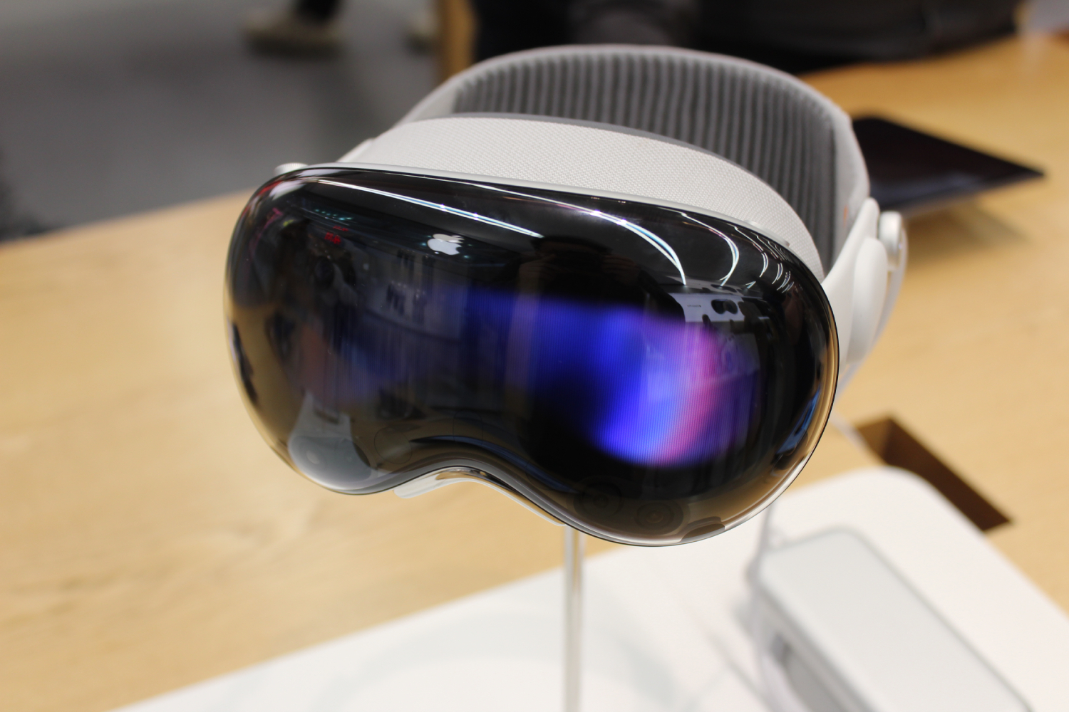 La visera frontal del Vision Pro en exhibición en una Apple Store.