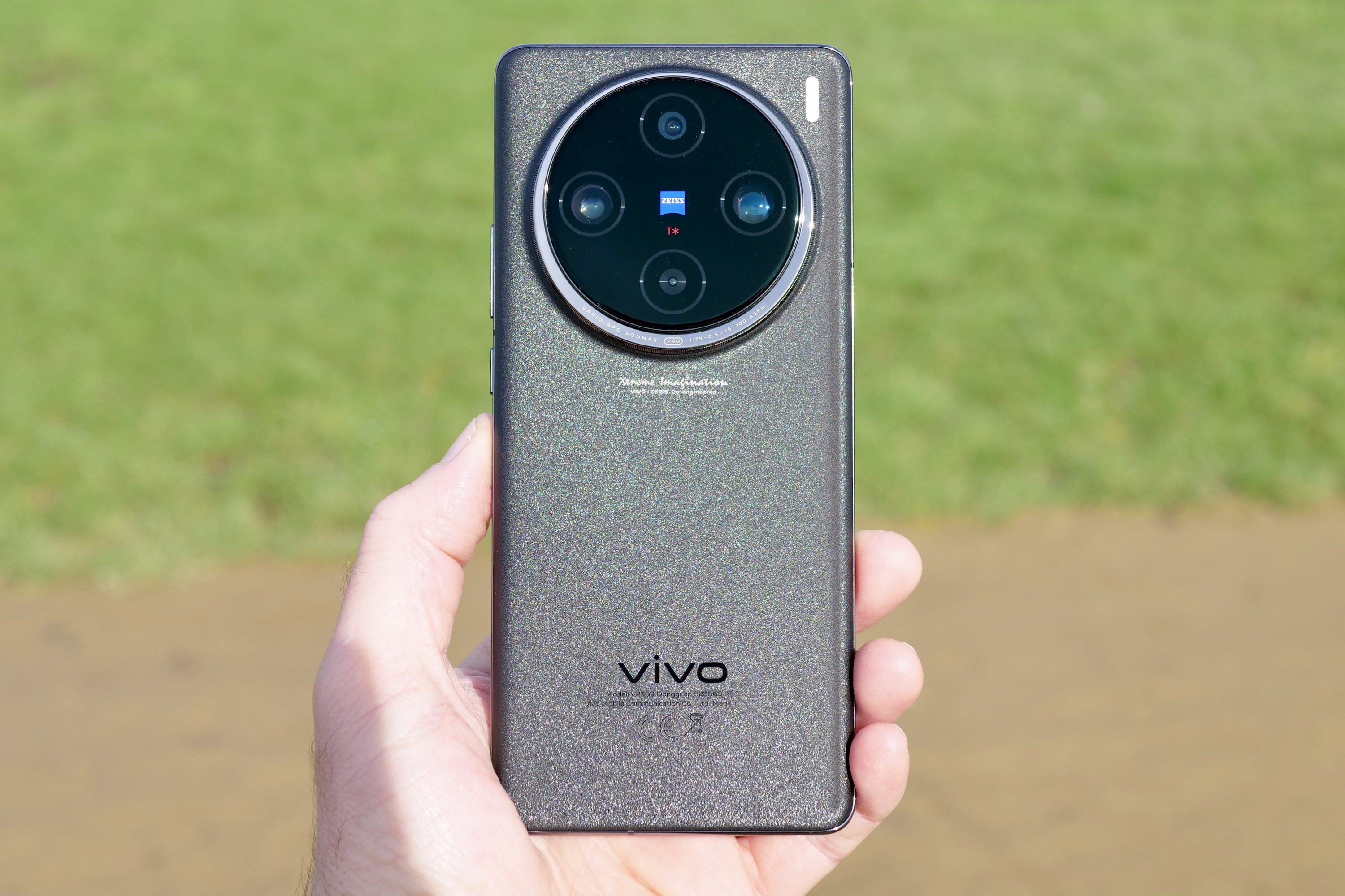 A person holding the Vivo X100 Pro