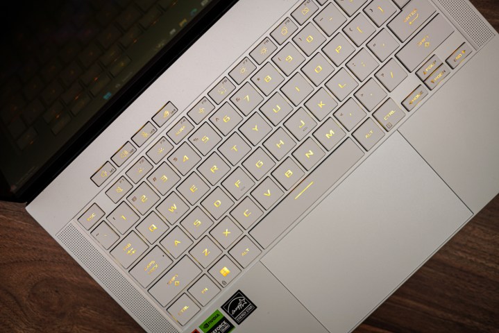 Asus ROG Zephyrus G14 पर कीबोर्ड।