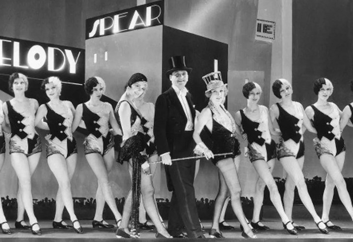 Un coro de bailarines actúa en un escenario en The Broadway Melody.
