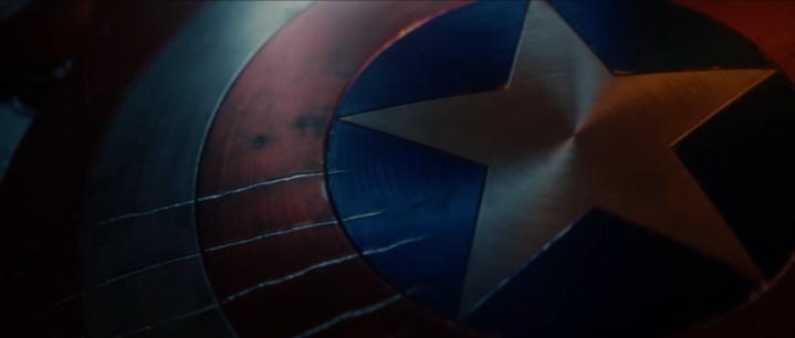 Le bouclier de Captain America avec des marques de griffes.