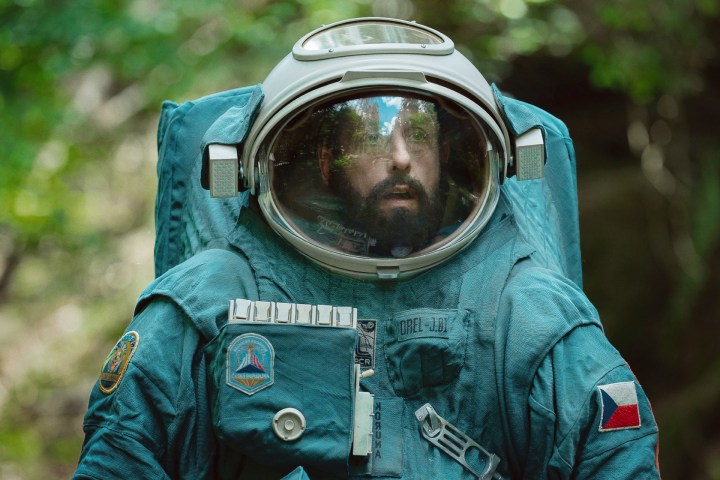 Adam Sandler lleva un traje espacial en Spaceman.