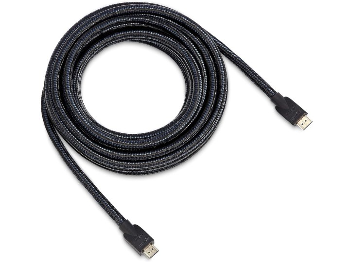 白色背景上的亚马逊基础 HDMI 电缆。