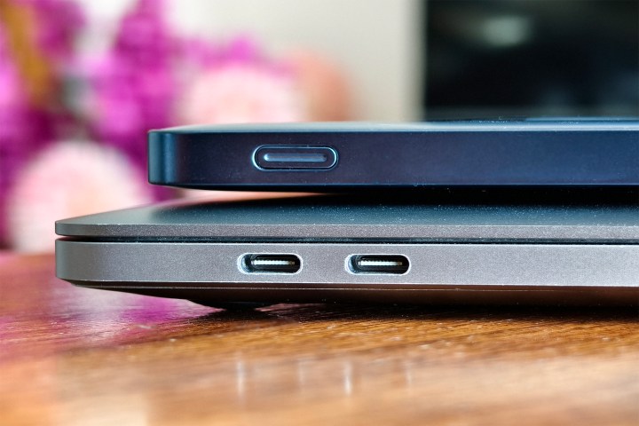 ضخامت لپ تاپ Baseus Blade 2 در مقایسه با MacBook Pro 2020 12 اینچی.