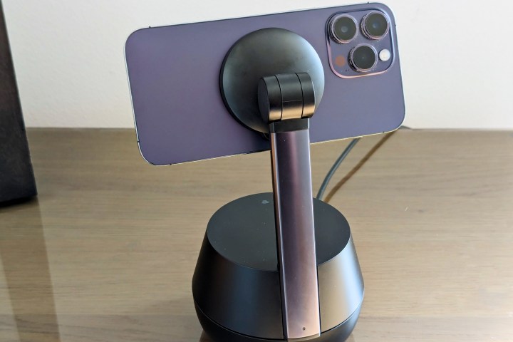 Belkin Stand Pro con el iPhone 14 Pro Max montado y la cámara trasera mostrada.
