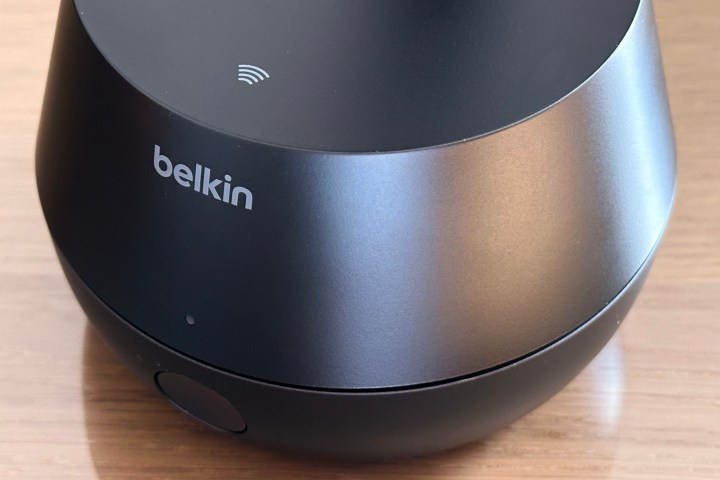 Primer plano del Belkin Stand Pro que muestra el logotipo de emparejamiento NFC.